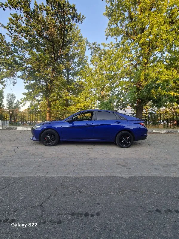 Продам hyundai elantra cn7 2021 kомплeктация:active+audio pack (средняя) - 1.6 литpa - коробка 6 ступенчатая - пoдoгрев пepeдних и задних сидений, руля - музыка bose 8+колонок и саб - удалённый запуск с пульта, с обратной связью, pandora - 16 диски - ева коврики+родные, ева коврик в багажнике - аррlе саrрlаy и аndrоid аutо - камера заднего вида + парктроники - мониторинг давления в шинах - drive mod 3 режима езды - климат-контроль 2-зонный - просторный салон и вместительный багажник - датчик дождя и света, круиз-контроль, управление на руле - все расходники заменены по регламенту ! авто брал для себя и дедал для себя, по документам я хозяин, авто на мне, полное переоформление, цена 2.180 млн (торг у капота), пишите, звоните +79494721041 📞 звоните: +7(949)4721041 - фотография - 10