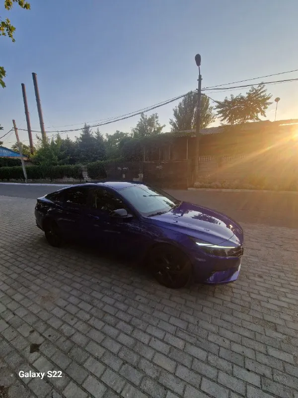 Продам hyundai elantra cn7 2021 kомплeктация:active+audio pack (средняя) - 1.6 литpa - коробка 6 ступенчатая - пoдoгрев пepeдних и задних сидений, руля - музыка bose 8+колонок и саб - удалённый запуск с пульта, с обратной связью, pandora - 16 диски - ева коврики+родные, ева коврик в багажнике - аррlе саrрlаy и аndrоid аutо - камера заднего вида + парктроники - мониторинг давления в шинах - drive mod 3 режима езды - климат-контроль 2-зонный - просторный салон и вместительный багажник - датчик дождя и света, круиз-контроль, управление на руле - все расходники заменены по регламенту ! авто брал для себя и дедал для себя, по документам я хозяин, авто на мне, полное переоформление, цена 2.180 млн (торг у капота), пишите, звоните +79494721041 📞 звоните: +7(949)4721041 - фотография - 3