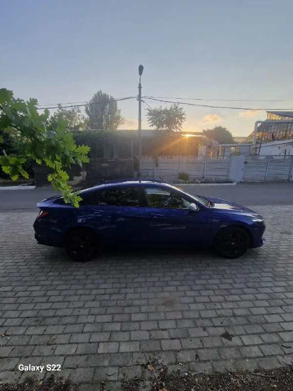Продам hyundai elantra cn7 2021 kомплeктация:active+audio pack (средняя) - 1.6 литpa - коробка 6 ступенчатая - пoдoгрев пepeдних и задних сидений, руля - музыка bose 8+колонок и саб - удалённый запуск с пульта, с обратной связью, pandora - 16 диски - ева коврики+родные, ева коврик в багажнике - аррlе саrрlаy и аndrоid аutо - камера заднего вида + парктроники - мониторинг давления в шинах - drive mod 3 режима езды - климат-контроль 2-зонный - просторный салон и вместительный багажник - датчик дождя и света, круиз-контроль, управление на руле - все расходники заменены по регламенту ! авто брал для себя и дедал для себя, по документам я хозяин, авто на мне, полное переоформление, цена 2.180 млн (торг у капота), пишите, звоните +79494721041 📞 звоните: +7(949)4721041 - фотография - 4