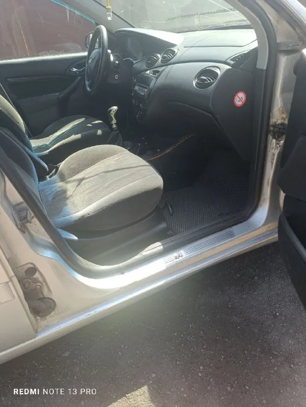 Форд фокус 2004 года, 1.8объем, на ходу, но надо приложить руки по кузову, 4 эл. стеклоподъемника, эл. зеркала с подогревом, есть кондёр, но не работает причину не выясняли, мотор в отличном состоянии, кпп механика, не хрустит, не выбивает. цена 220 торг на месте +79494870221 - фотография - 10