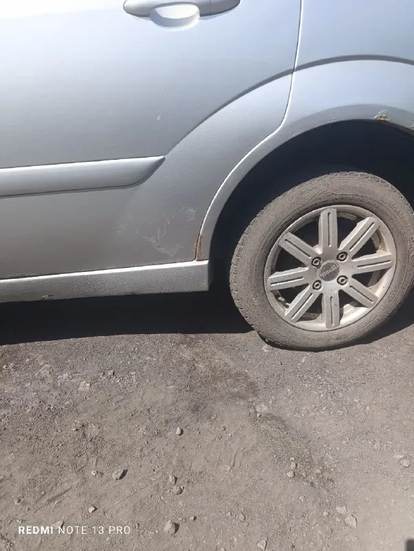 Форд фокус 2004 года, 1.8объем, на ходу, но надо приложить руки по кузову, 4 эл. стеклоподъемника, эл. зеркала с подогревом, есть кондёр, но не работает причину не выясняли, мотор в отличном состоянии, кпп механика, не хрустит, не выбивает. цена 220 торг на месте +79494870221 - фотография - 6