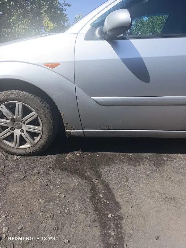 Форд фокус 2004 года, 1.8объем, на ходу, но надо приложить руки по кузову, 4 эл. стеклоподъемника, эл. зеркала с подогревом, есть кондёр, но не работает причину не выясняли, мотор в отличном состоянии, кпп механика, не хрустит, не выбивает. цена 220 торг на месте +79494870221 - фотография - 7