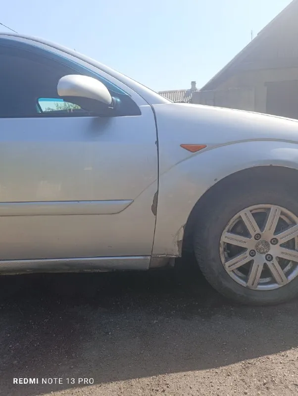 Форд фокус 2004 года, 1.8объем, на ходу, но надо приложить руки по кузову, 4 эл. стеклоподъемника, эл. зеркала с подогревом, есть кондёр, но не работает причину не выясняли, мотор в отличном состоянии, кпп механика, не хрустит, не выбивает. цена 220 торг на месте +79494870221 - фотография - 8