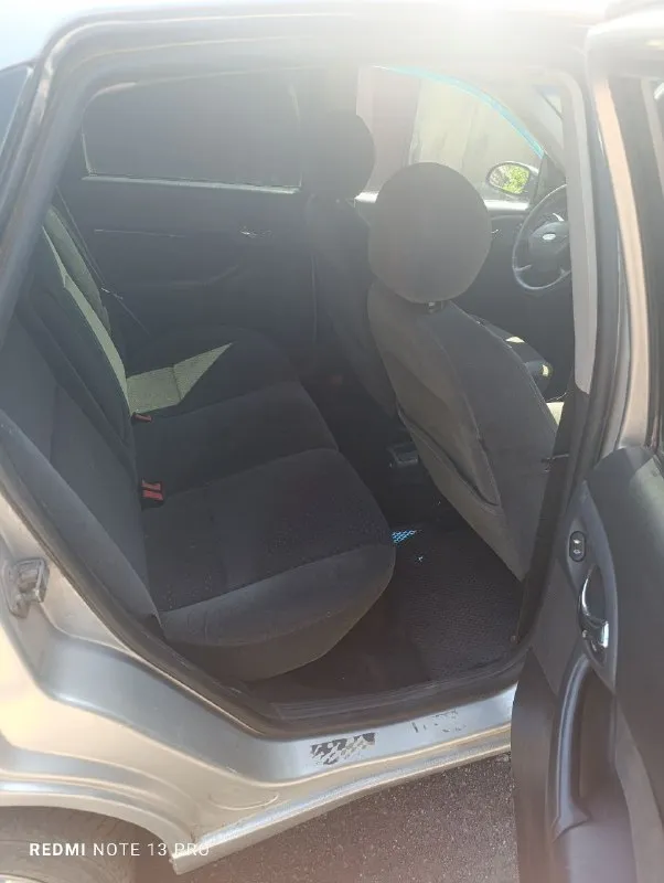 Форд фокус 2004 года, 1.8объем, на ходу, но надо приложить руки по кузову, 4 эл. стеклоподъемника, эл. зеркала с подогревом, есть кондёр, но не работает причину не выясняли, мотор в отличном состоянии, кпп механика, не хрустит, не выбивает. цена 220 торг на месте +79494870221 - фотография - 9