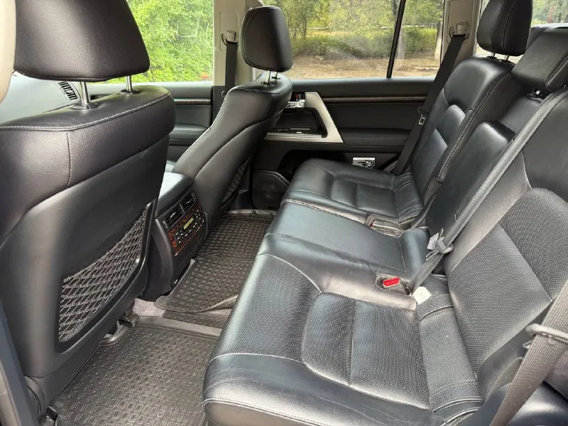 Toyota land cruiser 200 рестайлинг. автомобиль 2012г. выпуска, в эксплуатации с 2013г. , состояние идеальное! родной подтвержденный пробег 150.000км! авто без дтп и весь в оригинале! кузов весь в заводском окрасе! салон автомобиля заводской, не перешивался, состояние отличное! максимальная комплектация без пневмы и люкп! 1 владелец, дилерское обслуживание, авто никогда еще не продавался! авто ухоженное и полностью обслуженное, таких состояний этих авто больше не осталось! рама в отличном состоянии! по авто не до чего докопаться, если вы ищете идеальный автомобиль то это он! про надежность и качество рассказывать не надо, модель проверенная временем! все вопросы по телефону. год:2012 двигатель: 4.6 бензин кпп: автомат привод: полный пробег: 150.000км цена:4.850.000₽ 📞 🇷🇺 звоните: +79496107823 - фотография - 10