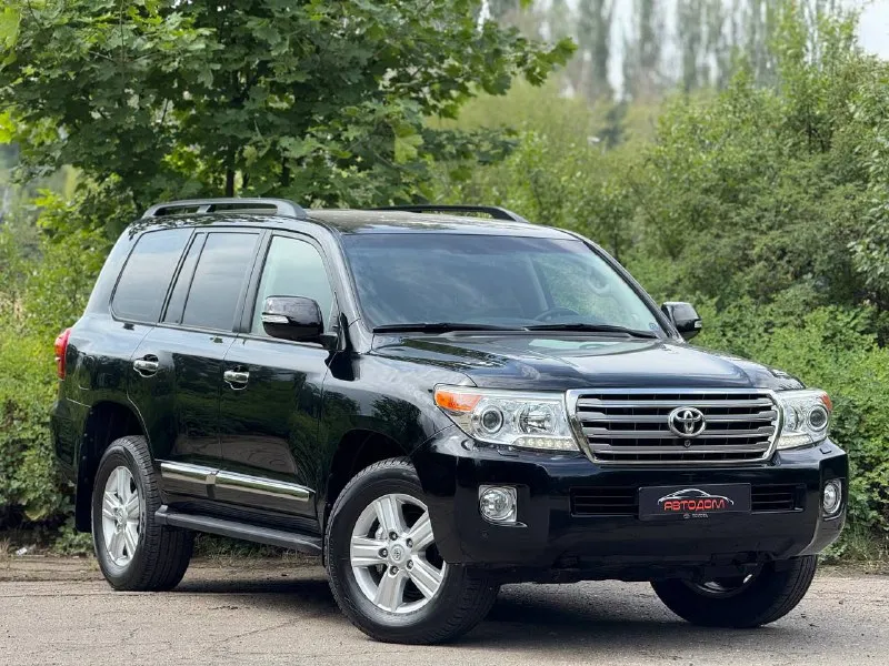 Toyota land cruiser 200 рестайлинг. автомобиль 2012г. выпуска, в эксплуатации с 2013г. , состояние идеальное! родной подтвержденный пробег 150.000км! авто без дтп и весь в оригинале! кузов весь в заводском окрасе! салон автомобиля заводской, не перешивался, состояние отличное! максимальная комплектация без пневмы и люкп! 1 владелец, дилерское обслуживание, авто никогда еще не продавался! авто ухоженное и полностью обслуженное, таких состояний этих авто больше не осталось! рама в отличном состоянии! по авто не до чего докопаться, если вы ищете идеальный автомобиль то это он! про надежность и качество рассказывать не надо, модель проверенная временем! все вопросы по телефону. год:2012 двигатель: 4.6 бензин кпп: автомат привод: полный пробег: 150.000км цена:4.850.000₽ 📞 🇷🇺 звоните: +79496107823 - фотография - 2