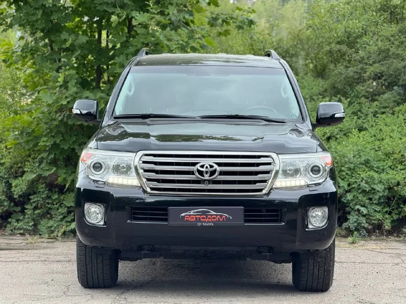 Toyota land cruiser 200 рестайлинг. автомобиль 2012г. выпуска, в эксплуатации с 2013г. , состояние идеальное! родной подтвержденный пробег 150.000км! авто без дтп и весь в оригинале! кузов весь в заводском окрасе! салон автомобиля заводской, не перешивался, состояние отличное! максимальная комплектация без пневмы и люкп! 1 владелец, дилерское обслуживание, авто никогда еще не продавался! авто ухоженное и полностью обслуженное, таких состояний этих авто больше не осталось! рама в отличном состоянии! по авто не до чего докопаться, если вы ищете идеальный автомобиль то это он! про надежность и качество рассказывать не надо, модель проверенная временем! все вопросы по телефону. год:2012 двигатель: 4.6 бензин кпп: автомат привод: полный пробег: 150.000км цена:4.850.000₽ 📞 🇷🇺 звоните: +79496107823 - фотография - 3