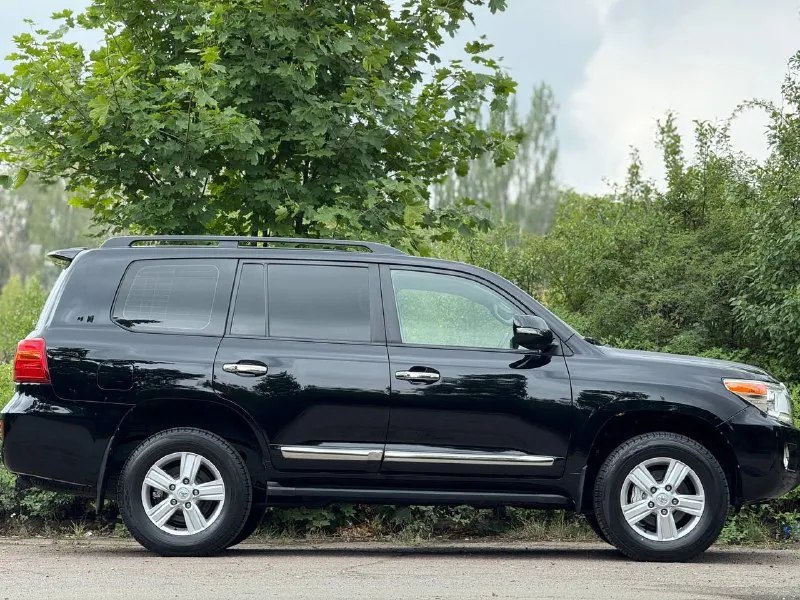 Toyota land cruiser 200 рестайлинг. автомобиль 2012г. выпуска, в эксплуатации с 2013г. , состояние идеальное! родной подтвержденный пробег 150.000км! авто без дтп и весь в оригинале! кузов весь в заводском окрасе! салон автомобиля заводской, не перешивался, состояние отличное! максимальная комплектация без пневмы и люкп! 1 владелец, дилерское обслуживание, авто никогда еще не продавался! авто ухоженное и полностью обслуженное, таких состояний этих авто больше не осталось! рама в отличном состоянии! по авто не до чего докопаться, если вы ищете идеальный автомобиль то это он! про надежность и качество рассказывать не надо, модель проверенная временем! все вопросы по телефону. год:2012 двигатель: 4.6 бензин кпп: автомат привод: полный пробег: 150.000км цена:4.850.000₽ 📞 🇷🇺 звоните: +79496107823 - фотография - 5