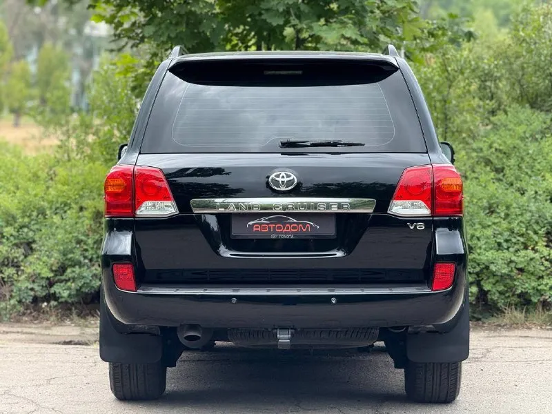 Toyota land cruiser 200 рестайлинг. автомобиль 2012г. выпуска, в эксплуатации с 2013г. , состояние идеальное! родной подтвержденный пробег 150.000км! авто без дтп и весь в оригинале! кузов весь в заводском окрасе! салон автомобиля заводской, не перешивался, состояние отличное! максимальная комплектация без пневмы и люкп! 1 владелец, дилерское обслуживание, авто никогда еще не продавался! авто ухоженное и полностью обслуженное, таких состояний этих авто больше не осталось! рама в отличном состоянии! по авто не до чего докопаться, если вы ищете идеальный автомобиль то это он! про надежность и качество рассказывать не надо, модель проверенная временем! все вопросы по телефону. год:2012 двигатель: 4.6 бензин кпп: автомат привод: полный пробег: 150.000км цена:4.850.000₽ 📞 🇷🇺 звоните: +79496107823 - фотография - 6