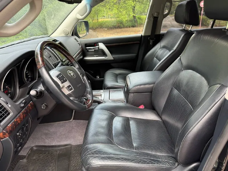 Toyota land cruiser 200 рестайлинг. автомобиль 2012г. выпуска, в эксплуатации с 2013г. , состояние идеальное! родной подтвержденный пробег 150.000км! авто без дтп и весь в оригинале! кузов весь в заводском окрасе! салон автомобиля заводской, не перешивался, состояние отличное! максимальная комплектация без пневмы и люкп! 1 владелец, дилерское обслуживание, авто никогда еще не продавался! авто ухоженное и полностью обслуженное, таких состояний этих авто больше не осталось! рама в отличном состоянии! по авто не до чего докопаться, если вы ищете идеальный автомобиль то это он! про надежность и качество рассказывать не надо, модель проверенная временем! все вопросы по телефону. год:2012 двигатель: 4.6 бензин кпп: автомат привод: полный пробег: 150.000км цена:4.850.000₽ 📞 🇷🇺 звоните: +79496107823 - фотография - 9