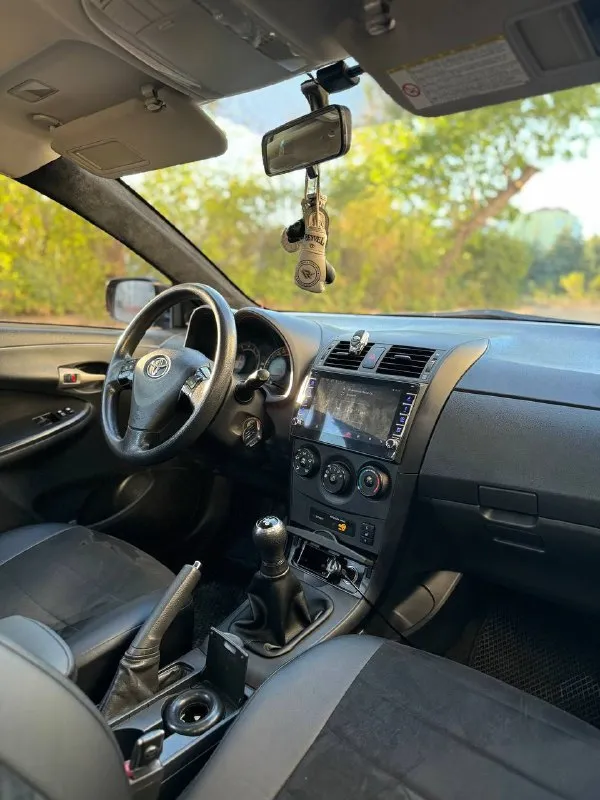 Toyota corolla. 2008 года! двигатель 1.4 мт! пробег 230.000 оригинал!!! , коробка в идеальном состоянии! ходовая часть в отличном состоянии! салон очень приятный, не зачуханый, не прокуренный стоит дорогая магнитола android! свет долбит я собственник, владею 3 года!!! машину делал для себя, денег не жалел, кузов весь после полировки и керамики! стоит хорошая музыка с сабвуфером! машина вложений не требует!!!сел, поехал!!! 3 комплекта резины. цена 950 торг по всем вопросам: +79591850547 осмотр:антрацит! 📞 звоните: +7(959)1850547 - фотография - 5