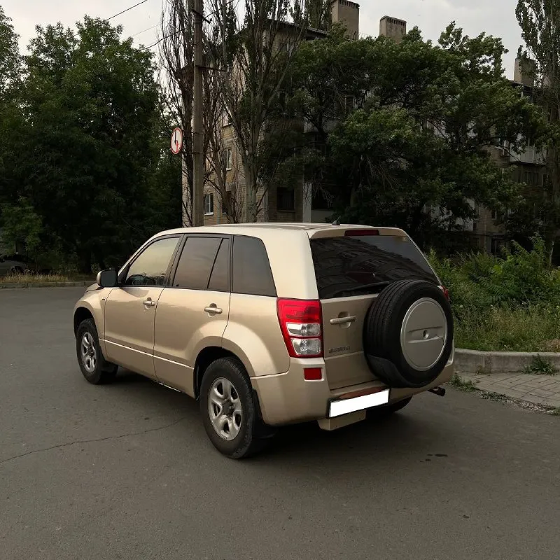 Suzuki grand vitara 2005 2.7 v6 4x4 цена в связи с срочностью 835 000р, хороший торг только с реальным покупателем + 79494374247 донецк, полный привод, автомат классический, 1 хозяин заводской окрас, все стекла завод на хорошей, свежей резине едет очень хорошо, дорогу чувствует очень уверенно, никаких посторонних звуков, двигатель работает идеально, коробка щелкает отлично, по ходовой нареканий тоже вообще никаких прекрасный внедорожник под любые цели 195 000 пробег оригинальный, на климате, подогревы, неплохая музыка, круиз, мультируль, стоит очень хорошая сигнализация 📞 звоните: +7(949)4374247 - фотография - 2