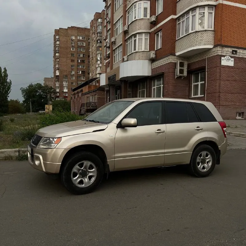 Suzuki grand vitara 2005 2.7 v6 4x4 цена в связи с срочностью 835 000р, хороший торг только с реальным покупателем + 79494374247 донецк, полный привод, автомат классический, 1 хозяин заводской окрас, все стекла завод на хорошей, свежей резине едет очень хорошо, дорогу чувствует очень уверенно, никаких посторонних звуков, двигатель работает идеально, коробка щелкает отлично, по ходовой нареканий тоже вообще никаких прекрасный внедорожник под любые цели 195 000 пробег оригинальный, на климате, подогревы, неплохая музыка, круиз, мультируль, стоит очень хорошая сигнализация 📞 звоните: +7(949)4374247 - фотография - 3