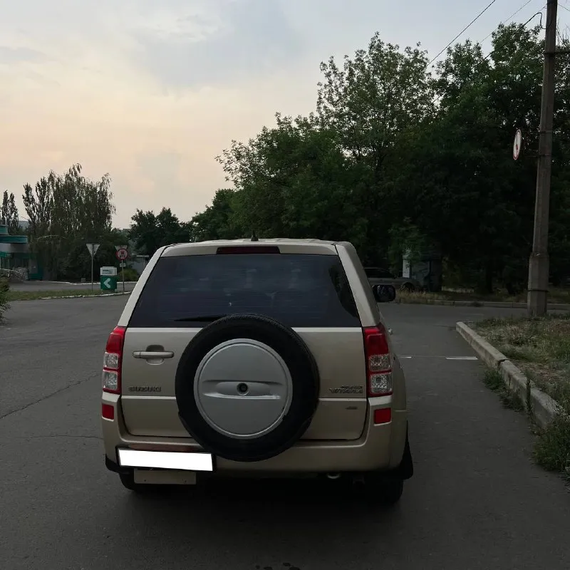 Suzuki grand vitara 2005 2.7 v6 4x4 цена в связи с срочностью 835 000р, хороший торг только с реальным покупателем + 79494374247 донецк, полный привод, автомат классический, 1 хозяин заводской окрас, все стекла завод на хорошей, свежей резине едет очень хорошо, дорогу чувствует очень уверенно, никаких посторонних звуков, двигатель работает идеально, коробка щелкает отлично, по ходовой нареканий тоже вообще никаких прекрасный внедорожник под любые цели 195 000 пробег оригинальный, на климате, подогревы, неплохая музыка, круиз, мультируль, стоит очень хорошая сигнализация 📞 звоните: +7(949)4374247 - фотография - 4