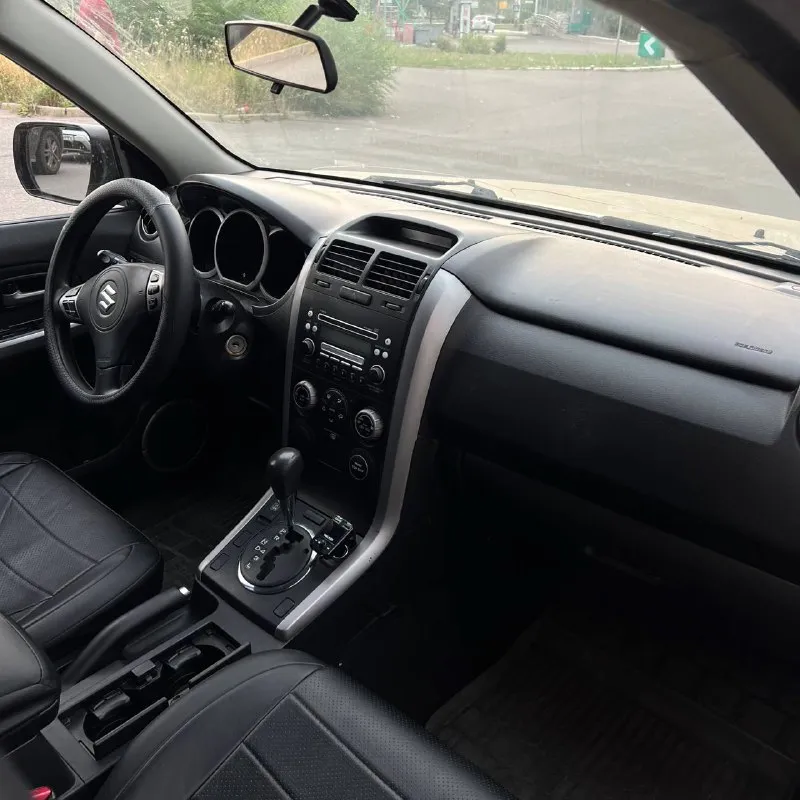 Suzuki grand vitara 2005 2.7 v6 4x4 цена в связи с срочностью 835 000р, хороший торг только с реальным покупателем + 79494374247 донецк, полный привод, автомат классический, 1 хозяин заводской окрас, все стекла завод на хорошей, свежей резине едет очень хорошо, дорогу чувствует очень уверенно, никаких посторонних звуков, двигатель работает идеально, коробка щелкает отлично, по ходовой нареканий тоже вообще никаких прекрасный внедорожник под любые цели 195 000 пробег оригинальный, на климате, подогревы, неплохая музыка, круиз, мультируль, стоит очень хорошая сигнализация 📞 звоните: +7(949)4374247 - фотография - 5