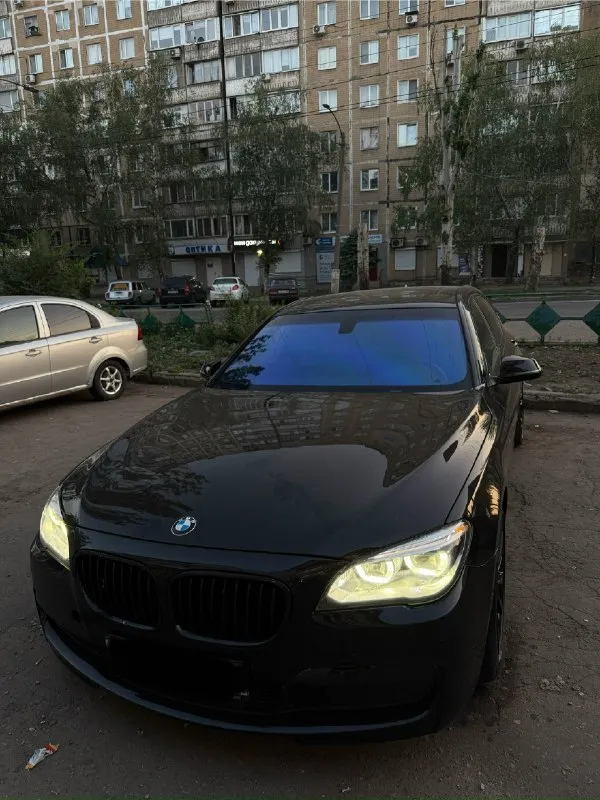 Продам свою bmw 750li long 2014 года. покупалась из салона в 2015 году. полный м - пакет. машина в отличном состоянии, полностью обслужена и без дтп. мотор 4.4 едет очень бодро. 450 л. с сток + stage 2 (600 л. с ) сделан регулируемый выхлоп. звук достойный. музыка харман кардон. пробег родной 168.000 км. очень много в машине сделано и доработано, обслужена идеально. так же сделал полировку и керамику. готов на любые проверки. цена 3 млн торг у капота. 📞 +7 949 777 0708 👤 📞 звоните: +7(949)7770708 - фотография - 2