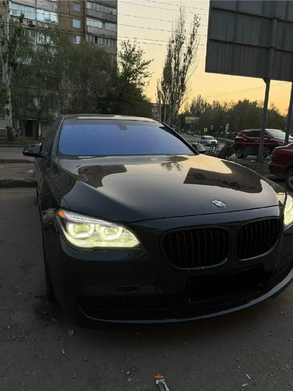 Продам свою bmw 750li long 2014 года. покупалась из салона в 2015 году. полный м - пакет. машина в отличном состоянии, полностью обслужена и без дтп. мотор 4.4 едет очень бодро. 450 л. с сток + stage 2 (600 л. с ) сделан регулируемый выхлоп. звук достойный. музыка харман кардон. пробег родной 168.000 км. очень много в машине сделано и доработано, обслужена идеально. так же сделал полировку и керамику. готов на любые проверки. цена 3 млн торг у капота. 📞 +7 949 777 0708 👤 📞 звоните: +7(949)7770708 - фотография - 3
