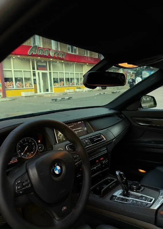 Продам свою bmw 750li long 2014 года. покупалась из салона в 2015 году. полный м - пакет. машина в отличном состоянии, полностью обслужена и без дтп. мотор 4.4 едет очень бодро. 450 л. с сток + stage 2 (600 л. с ) сделан регулируемый выхлоп. звук достойный. музыка харман кардон. пробег родной 168.000 км. очень много в машине сделано и доработано, обслужена идеально. так же сделал полировку и керамику. готов на любые проверки. цена 3 млн торг у капота. 📞 +7 949 777 0708 👤 📞 звоните: +7(949)7770708 - фотография - 5