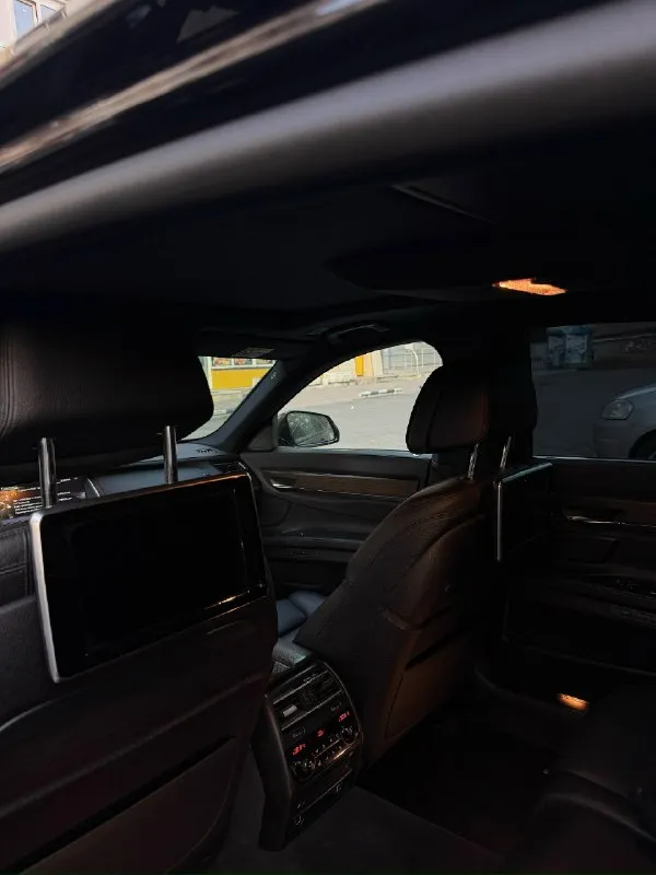 Продам свою bmw 750li long 2014 года. покупалась из салона в 2015 году. полный м - пакет. машина в отличном состоянии, полностью обслужена и без дтп. мотор 4.4 едет очень бодро. 450 л. с сток + stage 2 (600 л. с ) сделан регулируемый выхлоп. звук достойный. музыка харман кардон. пробег родной 168.000 км. очень много в машине сделано и доработано, обслужена идеально. так же сделал полировку и керамику. готов на любые проверки. цена 3 млн торг у капота. 📞 +7 949 777 0708 👤 📞 звоните: +7(949)7770708 - фотография - 7