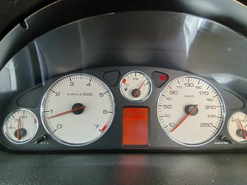 Продам автомобиль peugeot 407 sw. основные характеристики: -объём двигателя: 2.0; -мощность: 136 лошадиных сил; -пробег: 125 000 км; -год выпуска: 2004. -оцинкованная. состояние автомобиля: в отличном состоянии, проведена тщательная подготовка: -перебрана ходовая часть; -заменены фильтры и масла в двс и коробке передач; -заменены грм с помпой и роликами на 119 000 км пробега. -заменены свечи и катушка зажигания дополнительные опции: -датчики дождя, света; -двухзонный климат-контроль; -панорамная крыша; -чехлы; -eva-коврики; -подсветка в ногах; -андроид-магнитола; -передняя и задняя камеры; -сигнализация «пандора»; -два ключа; -6 подушек безопасности; -днище обработано антикоррозийным средством; -фары отполированы и защищены бронеплёнкой; -обесшумлены четыре двери, установлены новые динамики. цена: 750 тысяч рублей. торг уместен. г. торез связаться со мной можно по телефону: +7 949 366-73-87 📞 звоните: +7(949)3667387 - фотография - 10