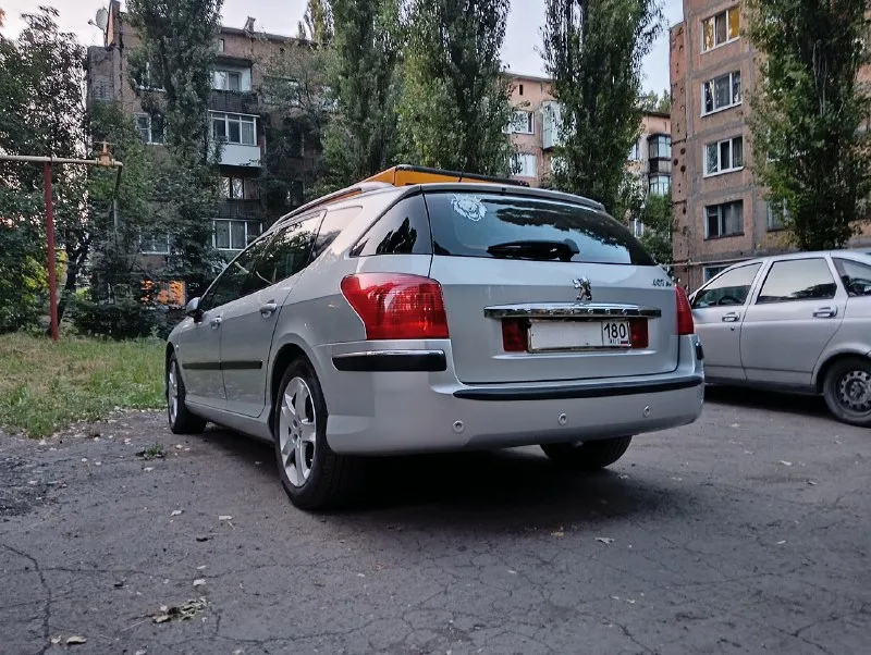 Продам автомобиль peugeot 407 sw. основные характеристики: -объём двигателя: 2.0; -мощность: 136 лошадиных сил; -пробег: 125 000 км; -год выпуска: 2004. -оцинкованная. состояние автомобиля: в отличном состоянии, проведена тщательная подготовка: -перебрана ходовая часть; -заменены фильтры и масла в двс и коробке передач; -заменены грм с помпой и роликами на 119 000 км пробега. -заменены свечи и катушка зажигания дополнительные опции: -датчики дождя, света; -двухзонный климат-контроль; -панорамная крыша; -чехлы; -eva-коврики; -подсветка в ногах; -андроид-магнитола; -передняя и задняя камеры; -сигнализация «пандора»; -два ключа; -6 подушек безопасности; -днище обработано антикоррозийным средством; -фары отполированы и защищены бронеплёнкой; -обесшумлены четыре двери, установлены новые динамики. цена: 750 тысяч рублей. торг уместен. г. торез связаться со мной можно по телефону: +7 949 366-73-87 📞 звоните: +7(949)3667387 - фотография - 2