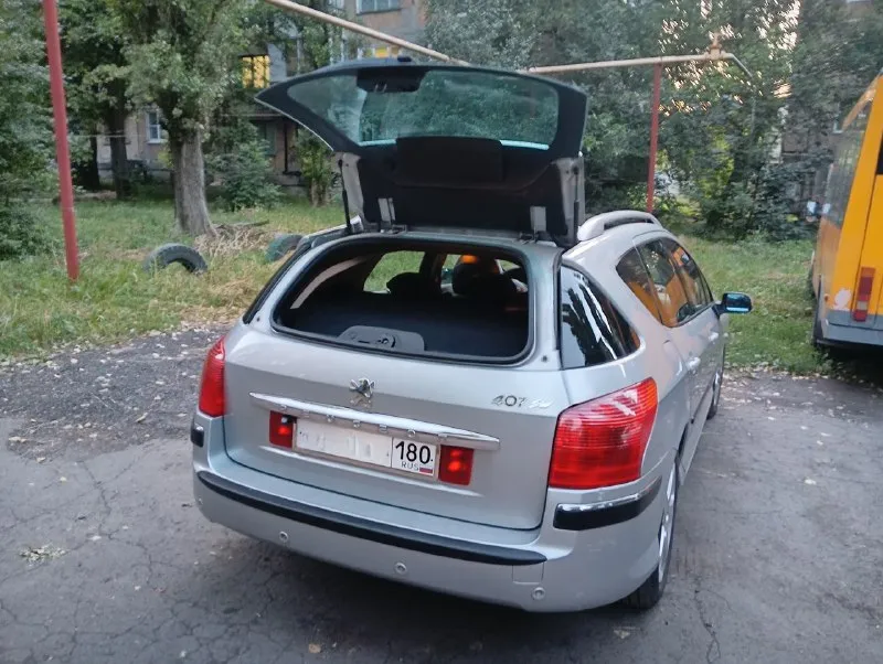 Продам автомобиль peugeot 407 sw. основные характеристики: -объём двигателя: 2.0; -мощность: 136 лошадиных сил; -пробег: 125 000 км; -год выпуска: 2004. -оцинкованная. состояние автомобиля: в отличном состоянии, проведена тщательная подготовка: -перебрана ходовая часть; -заменены фильтры и масла в двс и коробке передач; -заменены грм с помпой и роликами на 119 000 км пробега. -заменены свечи и катушка зажигания дополнительные опции: -датчики дождя, света; -двухзонный климат-контроль; -панорамная крыша; -чехлы; -eva-коврики; -подсветка в ногах; -андроид-магнитола; -передняя и задняя камеры; -сигнализация «пандора»; -два ключа; -6 подушек безопасности; -днище обработано антикоррозийным средством; -фары отполированы и защищены бронеплёнкой; -обесшумлены четыре двери, установлены новые динамики. цена: 750 тысяч рублей. торг уместен. г. торез связаться со мной можно по телефону: +7 949 366-73-87 📞 звоните: +7(949)3667387 - фотография - 3