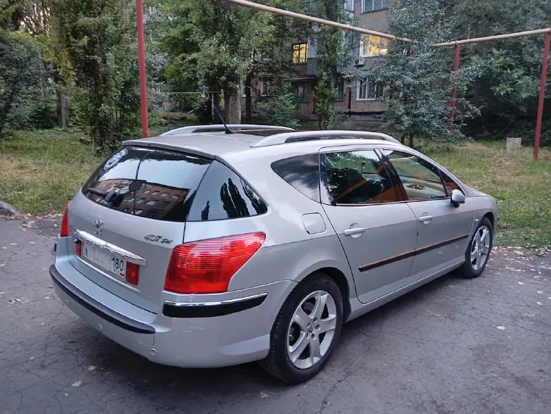 Продам автомобиль peugeot 407 sw. основные характеристики: -объём двигателя: 2.0; -мощность: 136 лошадиных сил; -пробег: 125 000 км; -год выпуска: 2004. -оцинкованная. состояние автомобиля: в отличном состоянии, проведена тщательная подготовка: -перебрана ходовая часть; -заменены фильтры и масла в двс и коробке передач; -заменены грм с помпой и роликами на 119 000 км пробега. -заменены свечи и катушка зажигания дополнительные опции: -датчики дождя, света; -двухзонный климат-контроль; -панорамная крыша; -чехлы; -eva-коврики; -подсветка в ногах; -андроид-магнитола; -передняя и задняя камеры; -сигнализация «пандора»; -два ключа; -6 подушек безопасности; -днище обработано антикоррозийным средством; -фары отполированы и защищены бронеплёнкой; -обесшумлены четыре двери, установлены новые динамики. цена: 750 тысяч рублей. торг уместен. г. торез связаться со мной можно по телефону: +7 949 366-73-87 📞 звоните: +7(949)3667387 - фотография - 4