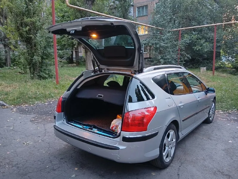 Продам автомобиль peugeot 407 sw. основные характеристики: -объём двигателя: 2.0; -мощность: 136 лошадиных сил; -пробег: 125 000 км; -год выпуска: 2004. -оцинкованная. состояние автомобиля: в отличном состоянии, проведена тщательная подготовка: -перебрана ходовая часть; -заменены фильтры и масла в двс и коробке передач; -заменены грм с помпой и роликами на 119 000 км пробега. -заменены свечи и катушка зажигания дополнительные опции: -датчики дождя, света; -двухзонный климат-контроль; -панорамная крыша; -чехлы; -eva-коврики; -подсветка в ногах; -андроид-магнитола; -передняя и задняя камеры; -сигнализация «пандора»; -два ключа; -6 подушек безопасности; -днище обработано антикоррозийным средством; -фары отполированы и защищены бронеплёнкой; -обесшумлены четыре двери, установлены новые динамики. цена: 750 тысяч рублей. торг уместен. г. торез связаться со мной можно по телефону: +7 949 366-73-87 📞 звоните: +7(949)3667387 - фотография - 6