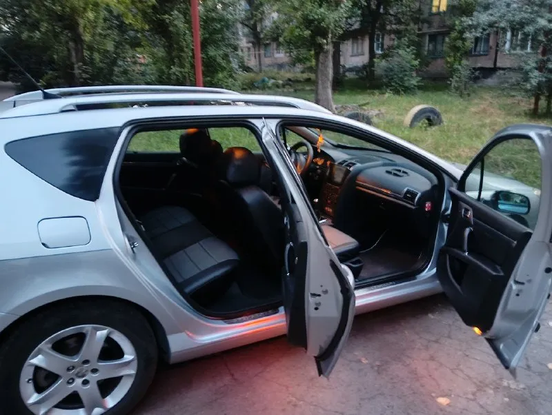 Продам автомобиль peugeot 407 sw. основные характеристики: -объём двигателя: 2.0; -мощность: 136 лошадиных сил; -пробег: 125 000 км; -год выпуска: 2004. -оцинкованная. состояние автомобиля: в отличном состоянии, проведена тщательная подготовка: -перебрана ходовая часть; -заменены фильтры и масла в двс и коробке передач; -заменены грм с помпой и роликами на 119 000 км пробега. -заменены свечи и катушка зажигания дополнительные опции: -датчики дождя, света; -двухзонный климат-контроль; -панорамная крыша; -чехлы; -eva-коврики; -подсветка в ногах; -андроид-магнитола; -передняя и задняя камеры; -сигнализация «пандора»; -два ключа; -6 подушек безопасности; -днище обработано антикоррозийным средством; -фары отполированы и защищены бронеплёнкой; -обесшумлены четыре двери, установлены новые динамики. цена: 750 тысяч рублей. торг уместен. г. торез связаться со мной можно по телефону: +7 949 366-73-87 📞 звоните: +7(949)3667387 - фотография - 7