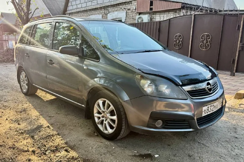 Opel zafira b 2006 года выпуска, эксплуатация с 2007! бензин механика, 257 тыс км пробег! двигатель ходовая кпп в отличном состоянии без вложений! обслужена вся! резина летняя! по кузову без гнили и ржавчины! есть мелкие косяки по лксп! установлен планшет задняя камера! по электрике все работает без нареканий! юридически кристально чистая любое оформление! срочно все вопросы по телефону звонить в любое время осмотр город донецк! цена 470 тыс руб! +7 (949) 840-60-88 📞 звоните: +7(949)8406088 - фотография - 3