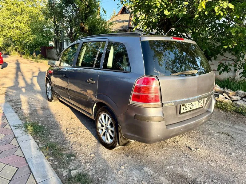 Opel zafira b 2006 года выпуска, эксплуатация с 2007! бензин механика, 257 тыс км пробег! двигатель ходовая кпп в отличном состоянии без вложений! обслужена вся! резина летняя! по кузову без гнили и ржавчины! есть мелкие косяки по лксп! установлен планшет задняя камера! по электрике все работает без нареканий! юридически кристально чистая любое оформление! срочно все вопросы по телефону звонить в любое время осмотр город донецк! цена 470 тыс руб! +7 (949) 840-60-88 📞 звоните: +7(949)8406088 - фотография - 4