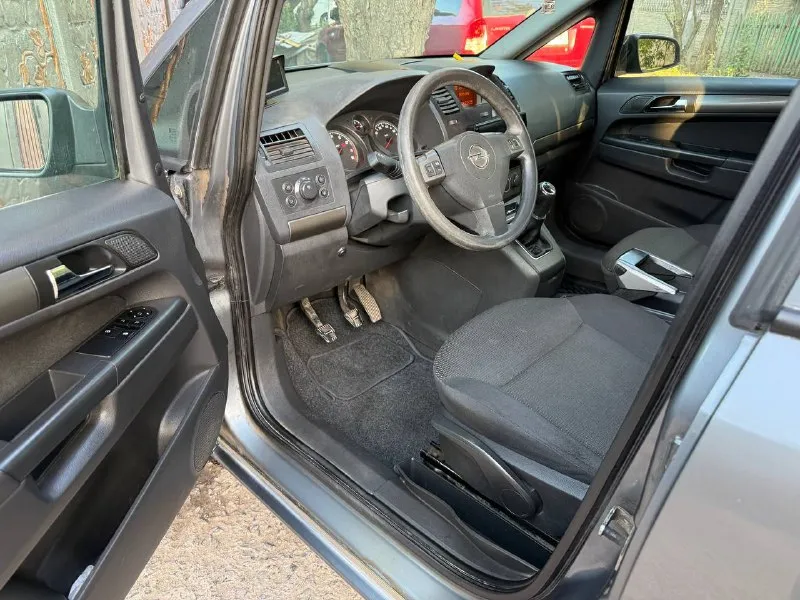 Opel zafira b 2006 года выпуска, эксплуатация с 2007! бензин механика, 257 тыс км пробег! двигатель ходовая кпп в отличном состоянии без вложений! обслужена вся! резина летняя! по кузову без гнили и ржавчины! есть мелкие косяки по лксп! установлен планшет задняя камера! по электрике все работает без нареканий! юридически кристально чистая любое оформление! срочно все вопросы по телефону звонить в любое время осмотр город донецк! цена 470 тыс руб! +7 (949) 840-60-88 📞 звоните: +7(949)8406088 - фотография - 5