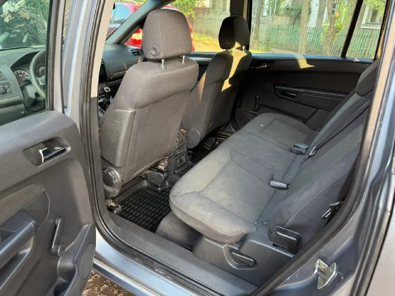 Opel zafira b 2006 года выпуска, эксплуатация с 2007! бензин механика, 257 тыс км пробег! двигатель ходовая кпп в отличном состоянии без вложений! обслужена вся! резина летняя! по кузову без гнили и ржавчины! есть мелкие косяки по лксп! установлен планшет задняя камера! по электрике все работает без нареканий! юридически кристально чистая любое оформление! срочно все вопросы по телефону звонить в любое время осмотр город донецк! цена 470 тыс руб! +7 (949) 840-60-88 📞 звоните: +7(949)8406088 - фотография - 6