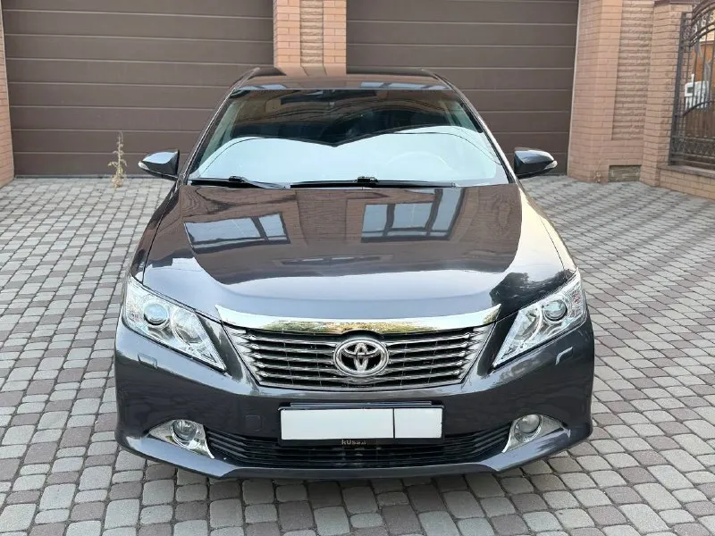 В продаже toyota camry год выпуска 2013 авто в идеальном состоянии всегда был вовремя обслужен для подтверждения информации имеется сервисная книжка кузов в идеальном состоянии все стёкла зовадские мотор коробка работает идеально автомобиль весь обслужен стоит самый надежный мотор 2.5 ходовая часть как новая два комплекта колёс родной пробег 198 тсч в богатой комплектации шикарный салон камера заднего вида двух зонный климат контроль круиз контроль подогрев сидений два ключа два комплекта резины документы в полном порядке полное переоформление в мрэо цена за данный автомобиль 1 465 000 торг разумный все остальные вопросы по телефону +79496358178 - фотография - 2