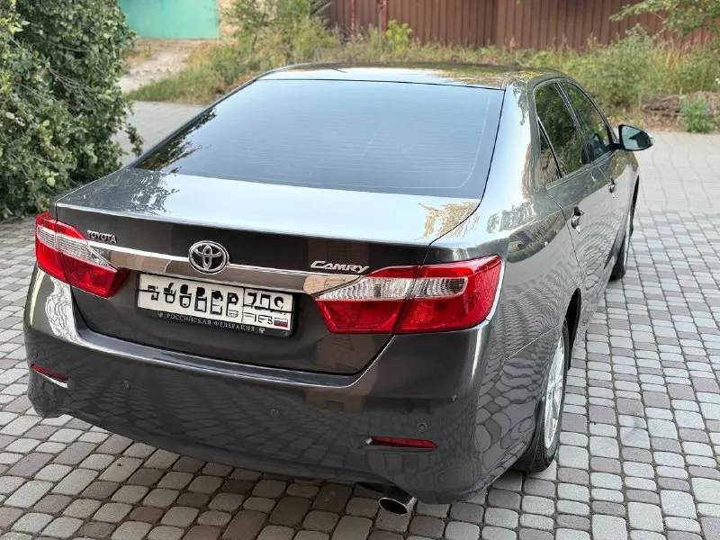 В продаже toyota camry год выпуска 2013 авто в идеальном состоянии всегда был вовремя обслужен для подтверждения информации имеется сервисная книжка кузов в идеальном состоянии все стёкла зовадские мотор коробка работает идеально автомобиль весь обслужен стоит самый надежный мотор 2.5 ходовая часть как новая два комплекта колёс родной пробег 198 тсч в богатой комплектации шикарный салон камера заднего вида двух зонный климат контроль круиз контроль подогрев сидений два ключа два комплекта резины документы в полном порядке полное переоформление в мрэо цена за данный автомобиль 1 465 000 торг разумный все остальные вопросы по телефону +79496358178 - фотография - 4