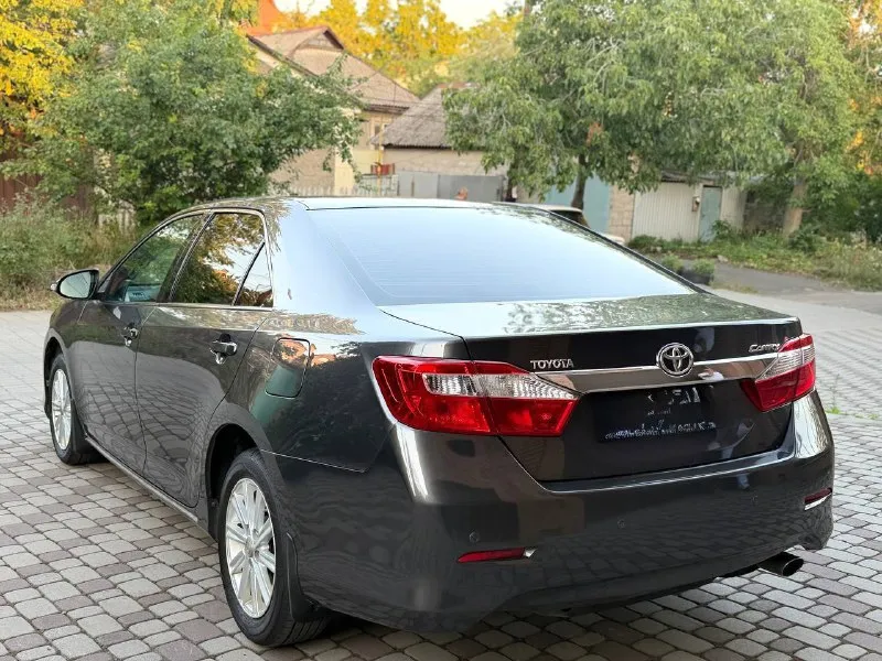 В продаже toyota camry год выпуска 2013 авто в идеальном состоянии всегда был вовремя обслужен для подтверждения информации имеется сервисная книжка кузов в идеальном состоянии все стёкла зовадские мотор коробка работает идеально автомобиль весь обслужен стоит самый надежный мотор 2.5 ходовая часть как новая два комплекта колёс родной пробег 198 тсч в богатой комплектации шикарный салон камера заднего вида двух зонный климат контроль круиз контроль подогрев сидений два ключа два комплекта резины документы в полном порядке полное переоформление в мрэо цена за данный автомобиль 1 465 000 торг разумный все остальные вопросы по телефону +79496358178 - фотография - 5