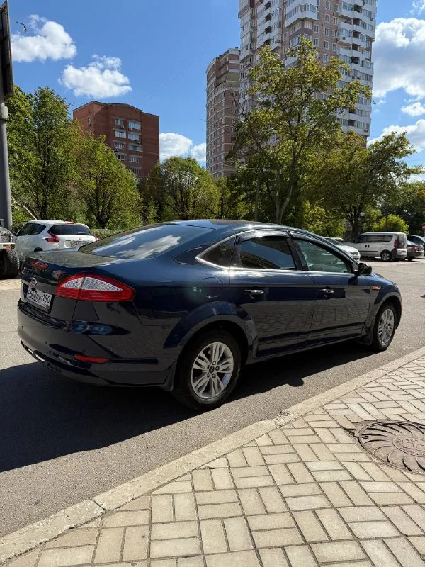 Продаю ford mondeo 2010 года, 1.8 бензин, механика. надёжный и просторный автомобиль, комфортный в поездках. своевременное обслуживание, вложений не требует. чистый и ухоженный салон, кузов без серьёзных повреждений. отличный вариант для тех, кто ценит надёжность и управляемость. цена 650.000₽ торг +79493173682 - фотография - 2