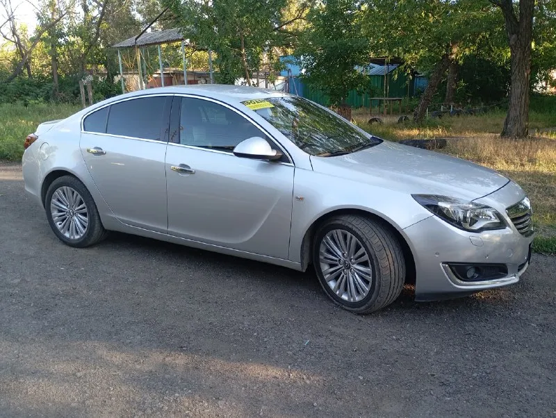 Opel инсигния 13г.1.6 т. коробка автомат айсин, состояние хорошее, двух зонный климат, память вод. сидения, подогрев, сидений и руля, вентиляция сидений, магнитола штатная, сенсорная с камерой заднего вида и навигатором кнопка старт-стоп, без ключевой доступ 4х дверей, резина новая, зима новая в подарок, акум новый, ремень ролики помпа новые, генератор перебран, салон как новый, кожа не затертая, кузов в идеале. цена1,200000₽т. +79494793200 📞 звоните: +7(949)4793200 - фотография - 3
