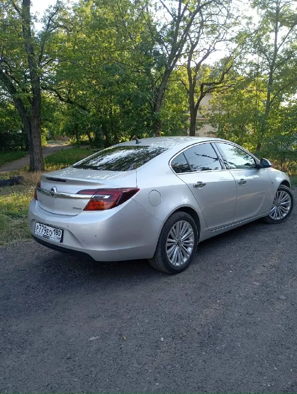 Opel инсигния 13г.1.6 т. коробка автомат айсин, состояние хорошее, двух зонный климат, память вод. сидения, подогрев, сидений и руля, вентиляция сидений, магнитола штатная, сенсорная с камерой заднего вида и навигатором кнопка старт-стоп, без ключевой доступ 4х дверей, резина новая, зима новая в подарок, акум новый, ремень ролики помпа новые, генератор перебран, салон как новый, кожа не затертая, кузов в идеале. цена1,200000₽т. +79494793200 📞 звоните: +7(949)4793200 - фотография - 4