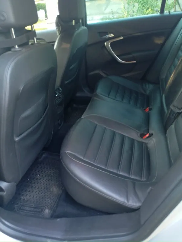 Opel инсигния 13г.1.6 т. коробка автомат айсин, состояние хорошее, двух зонный климат, память вод. сидения, подогрев, сидений и руля, вентиляция сидений, магнитола штатная, сенсорная с камерой заднего вида и навигатором кнопка старт-стоп, без ключевой доступ 4х дверей, резина новая, зима новая в подарок, акум новый, ремень ролики помпа новые, генератор перебран, салон как новый, кожа не затертая, кузов в идеале. цена1,200000₽т. +79494793200 📞 звоните: +7(949)4793200 - фотография - 7