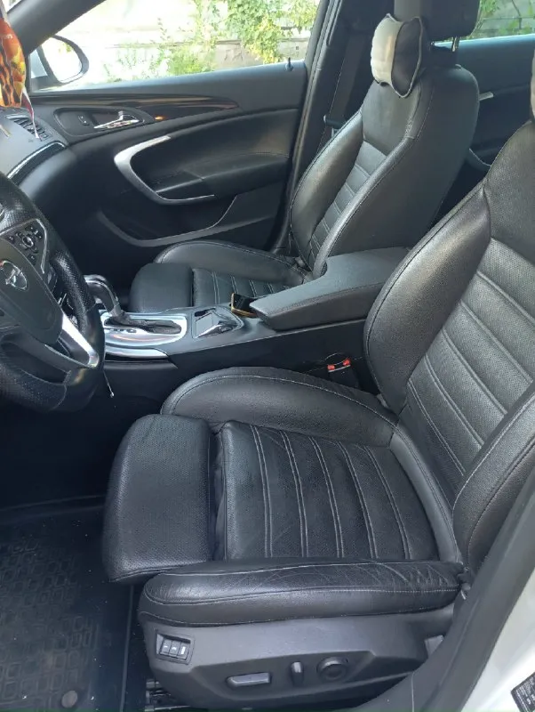 Opel инсигния 13г.1.6 т. коробка автомат айсин, состояние хорошее, двух зонный климат, память вод. сидения, подогрев, сидений и руля, вентиляция сидений, магнитола штатная, сенсорная с камерой заднего вида и навигатором кнопка старт-стоп, без ключевой доступ 4х дверей, резина новая, зима новая в подарок, акум новый, ремень ролики помпа новые, генератор перебран, салон как новый, кожа не затертая, кузов в идеале. цена1,200000₽т. +79494793200 📞 звоните: +7(949)4793200 - фотография - 8