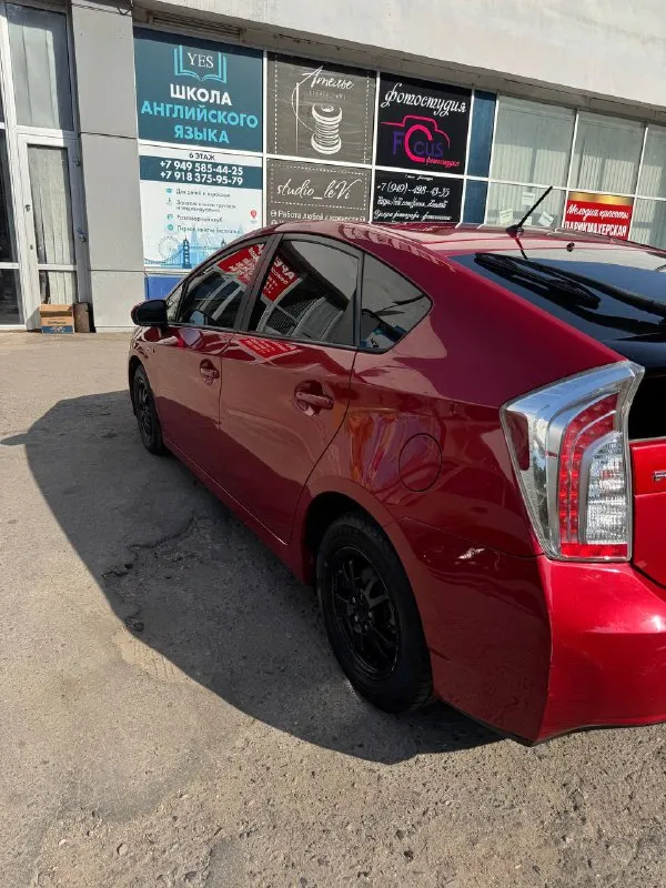 Toyota prius 1.8 / 2012 год, вариатор машина в отличном состоянии, пробег 260 тыс миль, салон чиcтый ухоженный. двигатeль маcлa нe берет, был кап ремонт мотора в этом году и замена сцепления, батарея на отлично, ходовая взбитая, не гремит, родной окрас, в дтп не была, замена масла каждые 6 тыс, магнитола с блютусом, резина зима - лето, в одних руках более 5 лет, первый собственник в рф. цена 1.1🍋 +7949 505 505 3 - фотография - 2