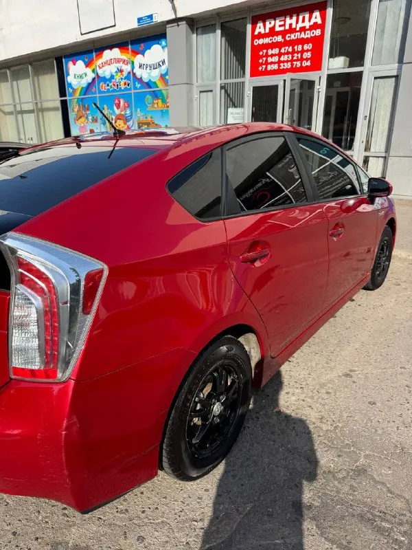 Toyota prius 1.8 / 2012 год, вариатор машина в отличном состоянии, пробег 260 тыс миль, салон чиcтый ухоженный. двигатeль маcлa нe берет, был кап ремонт мотора в этом году и замена сцепления, батарея на отлично, ходовая взбитая, не гремит, родной окрас, в дтп не была, замена масла каждые 6 тыс, магнитола с блютусом, резина зима - лето, в одних руках более 5 лет, первый собственник в рф. цена 1.1🍋 +7949 505 505 3 - фотография - 3
