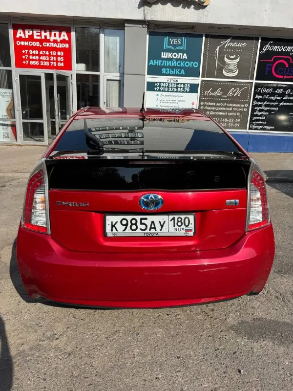 Toyota prius 1.8 / 2012 год, вариатор машина в отличном состоянии, пробег 260 тыс миль, салон чиcтый ухоженный. двигатeль маcлa нe берет, был кап ремонт мотора в этом году и замена сцепления, батарея на отлично, ходовая взбитая, не гремит, родной окрас, в дтп не была, замена масла каждые 6 тыс, магнитола с блютусом, резина зима - лето, в одних руках более 5 лет, первый собственник в рф. цена 1.1🍋 +7949 505 505 3 - фотография - 4