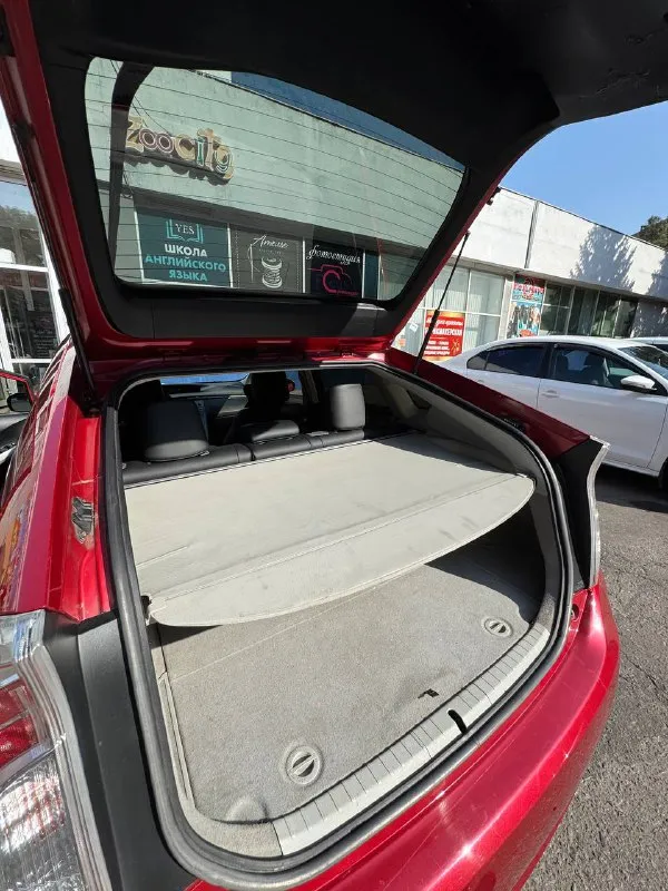 Toyota prius 1.8 / 2012 год, вариатор машина в отличном состоянии, пробег 260 тыс миль, салон чиcтый ухоженный. двигатeль маcлa нe берет, был кап ремонт мотора в этом году и замена сцепления, батарея на отлично, ходовая взбитая, не гремит, родной окрас, в дтп не была, замена масла каждые 6 тыс, магнитола с блютусом, резина зима - лето, в одних руках более 5 лет, первый собственник в рф. цена 1.1🍋 +7949 505 505 3 - фотография - 5