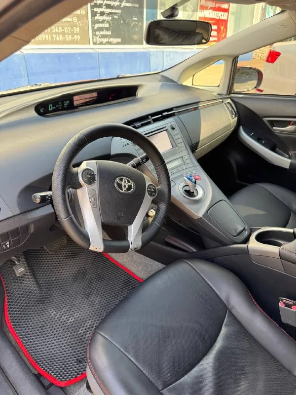 Toyota prius 1.8 / 2012 год, вариатор машина в отличном состоянии, пробег 260 тыс миль, салон чиcтый ухоженный. двигатeль маcлa нe берет, был кап ремонт мотора в этом году и замена сцепления, батарея на отлично, ходовая взбитая, не гремит, родной окрас, в дтп не была, замена масла каждые 6 тыс, магнитола с блютусом, резина зима - лето, в одних руках более 5 лет, первый собственник в рф. цена 1.1🍋 +7949 505 505 3 - фотография - 6
