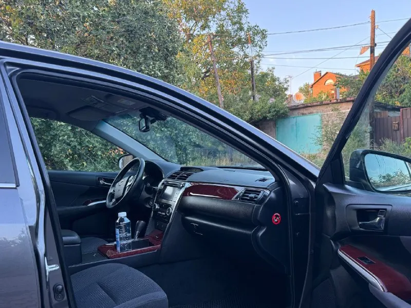 В продаже toyota camry год выпуска 2013 авто в идеальном состоянии всегда был вовремя обслужен для подтверждения информации имеется сервисная книжка кузов в идеальном состоянии все стёкла зовадские мотор коробка работает идеально автомобиль весь обслужен стоит самый надежный мотор 2.5 ходовая часть как новая два комплекта колёс родной пробег 198 тсч в богатой комплектации шикарный салон камера заднего вида двух зонный климат контроль круиз контроль подогрев сидений два ключа документы в полном порядке полное переоформление в мрэо цена за данный автомобиль 1 470 000 торг разумный все остальные вопросы по телефону +79496358178 - фотография - 3