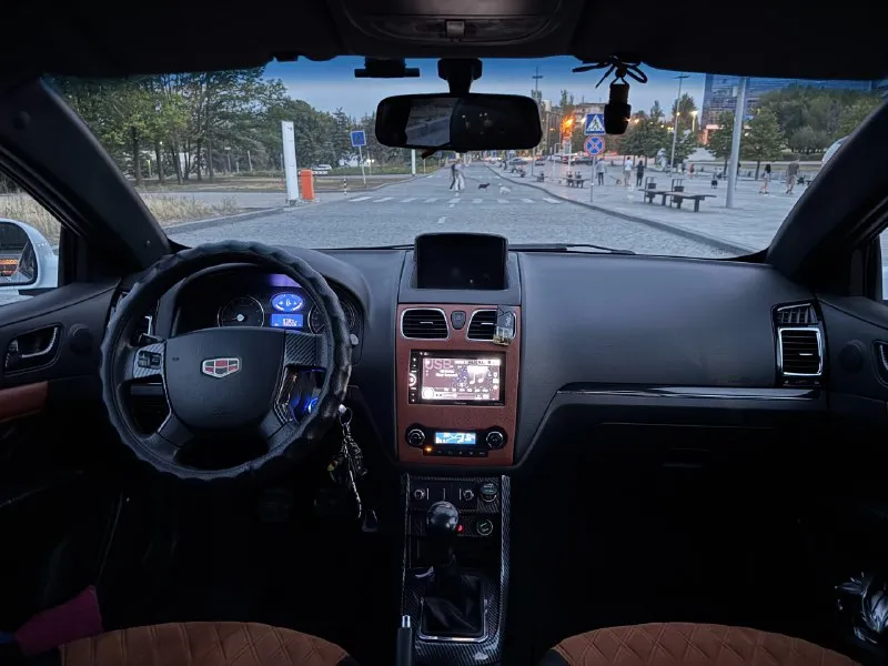 🚗 продается надёжный, экономичный и недорогой в обслуживании автомобиль geely emgrand ec7 💰 цена: 700.000 рублей 🏙️ город: донецк 📅 год: 2014 🛣️ пробег: 150.000 🔧 объем: 1.8 ⛽ топливо: бензин/гбо(вписан) 🕹️ кпп: механика 📞 телефон: +79493817973 📝 продам geely emgrand ec7 1.8 мт машина 2014 года пробег родной, не скрученный коробка механика, не хрустит, не выбивает, масло bardahl 75w-90 работает отлично, не дымит, не троит, масло не ест, замена каждые 6 т. км заменены все жидкости и фильтра. по ходовой нареканий нет, работает мягко, без посторонних шумов, днище обработано. хорошая линзованая оптика, делалась в прошлом году! кондиционер обслужен, заправлен, работает исправно подогрев сидений, мульти руль, камера заднего вида, дополнительный планшет вшит usb, aux, музыка jbl, сабвуфер, накопитель, звучание очень приятное, зашумлена! салон красивый, комбинированный, имеет вставки под карбон, чистый, никогда не курили! продажа от собственника, в одних руках более 📞 звоните: +7(949)3817973 - фотография - 2