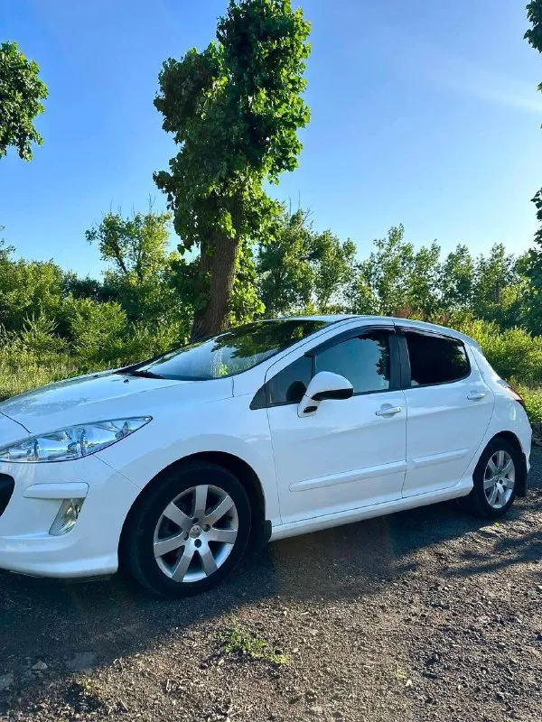 Продам peugeot 308, 1.6 мт, 2009 год, 178.000 км машина полностью обслужена, вложений никаких не требует, масла фильтра поменяны ходовая взбитая, без проблем коробка идеал, механика двигатель 1.6 масло не берёт, не дымит, не троит, работает ровно кузов без дтп, вид красивый, без косяков r15 диски на свежей летней резине салон опрятный, чистый и ухоженный, без посторонних запахов продажа от хозяина, документы в полном порядке, готовы к продажи осмотр г. свердловск цена : 420000 рублей + торг реальному покупателю возле капота звонить : +79595720880 📞 звоните: +7(959)5720880 - фотография - 2