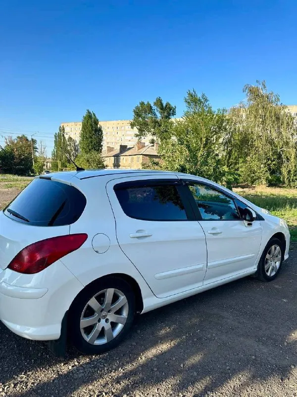 Продам peugeot 308, 1.6 мт, 2009 год, 178.000 км машина полностью обслужена, вложений никаких не требует, масла фильтра поменяны ходовая взбитая, без проблем коробка идеал, механика двигатель 1.6 масло не берёт, не дымит, не троит, работает ровно кузов без дтп, вид красивый, без косяков r15 диски на свежей летней резине салон опрятный, чистый и ухоженный, без посторонних запахов продажа от хозяина, документы в полном порядке, готовы к продажи осмотр г. свердловск цена : 420000 рублей + торг реальному покупателю возле капота звонить : +79595720880 📞 звоните: +7(959)5720880 - фотография - 5